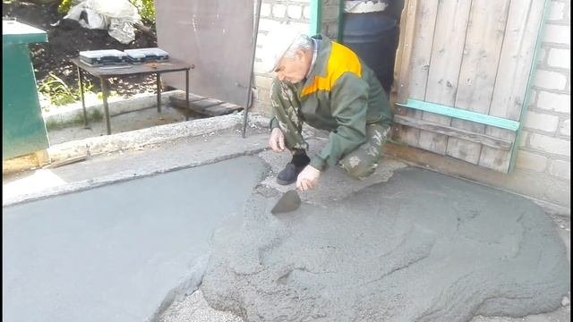 Заливаем бетоном площадку с помощью самодельное бетономешалки и погрузчика. Трудовое лето в деревне