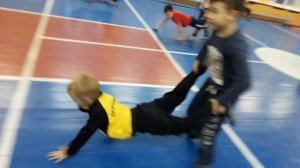 Работа в парах ОФП для детей младшего кольного возраста. Ходьба на руках в паре