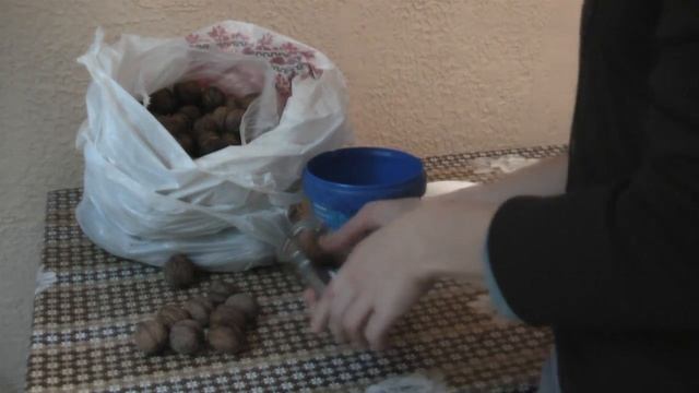 Как легко расколоть грецкие орехи, не повредив ядро? смотреть онлайн