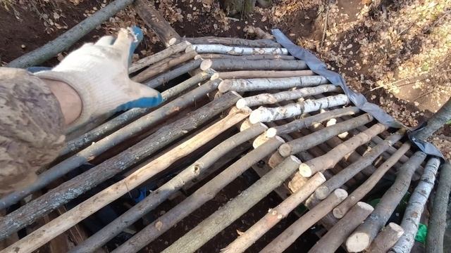 Строительство землянки у реки Кама | Начал засыпать крышу землянки | Сделал лежак | 7 часть смотреть онлайн