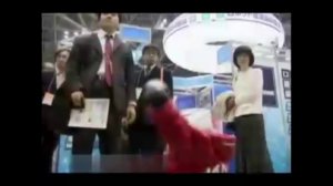 японский робот танцует брейкданс