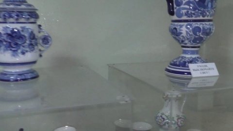 Гжель. Экспозиция музея завода с гжельскими фарфоровыми изделиями.
