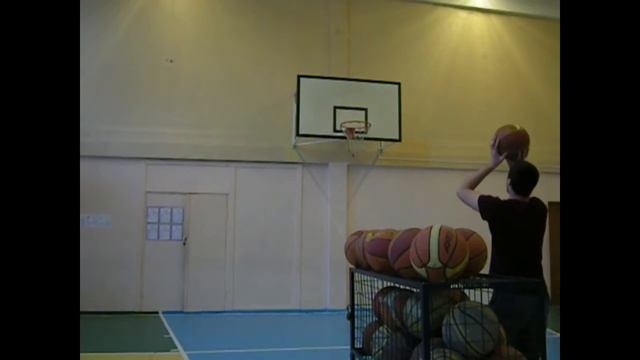 Бросок мяча одной рукой в баскетболе. Штрафной бросок с места! смотреть онлайн