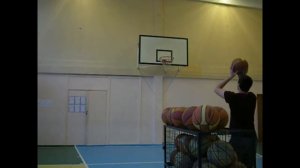 Бросок мяча одной рукой в баскетболе. Штрафной  бросок с места!