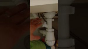 Запах из перелива раковины.