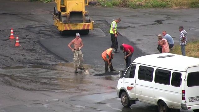 Полузастывший асфальт кладут прямо в лужи смотреть онлайн