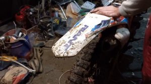 Мотодвижение прострелы огонь из выхлопной трубы мотоцикла эндуроспорт