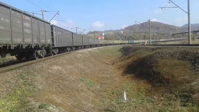 Электровоз 3ЭС5К-375 с перегоняемым 3ЭС5К-551 и грузовым поездом