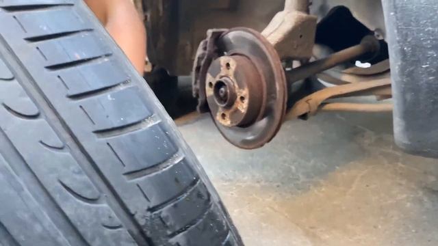 УЧИМ МЕНЯТЬ КОЛЕСО!!! КАК ПОМЕНЯТЬ КОЛЕСО? ПРОБИЛИ КОЛЕСО - ГДЕ ЗАПАСКА??? смотреть онлайн