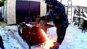 Самый дешёвый гараж-мастерская готов! Сделал печку, вставил дверь!