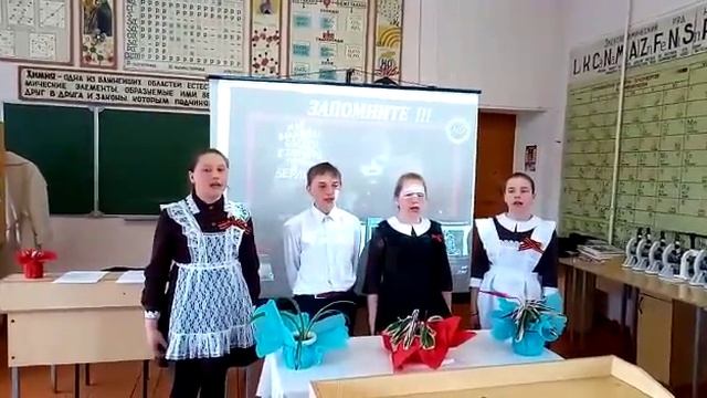Дети поют военные песни