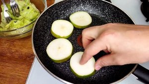 Теплый салат с грушей и сыром.