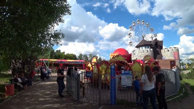 Дана с мамой в парке развлечений Сказка