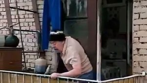 Дедуля скинул гирю на машину с балкона (Небеса Обетованные)