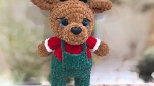 Новогодний олень из плюшевой пряжи. Мягкая игрушка. Олень амигуруми крючком из плюшевой пряжи.