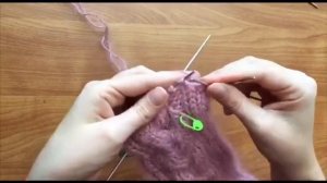 Варежки из мохера спицами с узором коса с тенью. Вяжутся легко и просто.