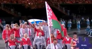 Белорус пронёс флаг РФ на Паралимпиаде в Рио