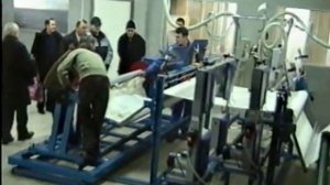 Заправка материала в станок для резки полотна