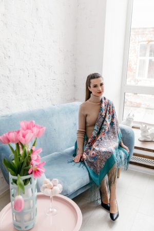 Платок из уплотненной шерстяной ткани с шелковой бахромой "Мчится тройка", вид 12