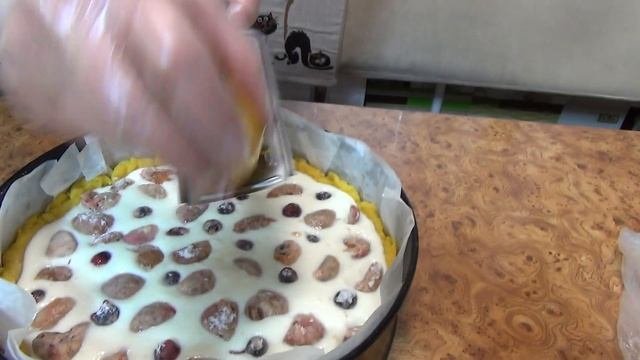 Готовим часто, съедаем - быстро! Песочный пирог с ягодами. Похож на курабье с начинкой к чаю.