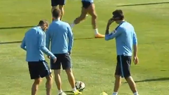 Mandzukic entrena con la máscara смотреть онлайн