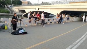 Спела с надрывом под гитару пацанскую песню. Крутое исполнение классной песни на улице в Минске.