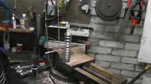 Разбираем задний амортизатор