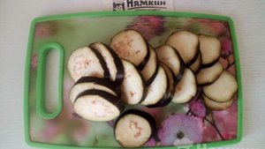 Жареные баклажаны с адыгейским сыром, чесноком и зеленью