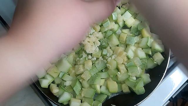Я вас уверяю, такого вы ещё точно не пробовали. Кабачковая намазка с плавленым сыром.