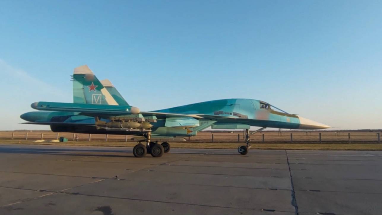 Бомбардировщик Су-34 нанес удар по технике ВСУ. Лучшее видео из зоны СВО