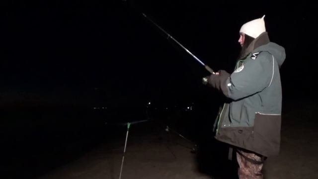 Ловлю камбалу на берегу Балтийской моря .