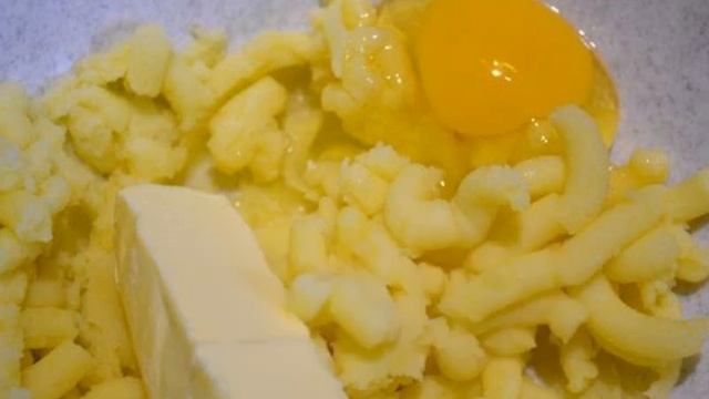 Сытный открытый мясной пирог из картофельного теста