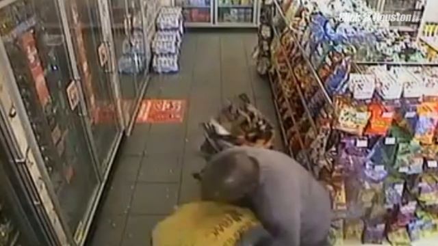Customers attack murder suspect during convenience store robbery смотреть онлайн