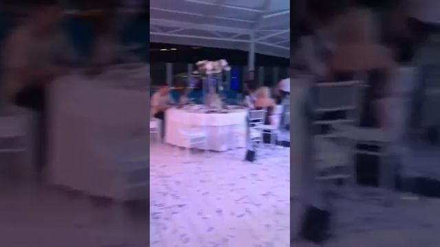 Очень романтичный момент на свадьбе! Молодожены плакали!