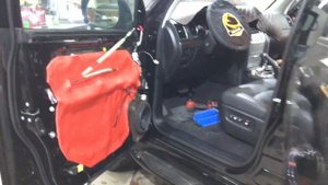 Toyota Land Cruiser 200 замена штатной акустики. Установка динамиков в дверях через "подиумы"