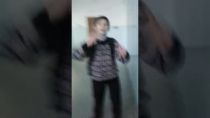 Пацан поет песню девки я вас люблю