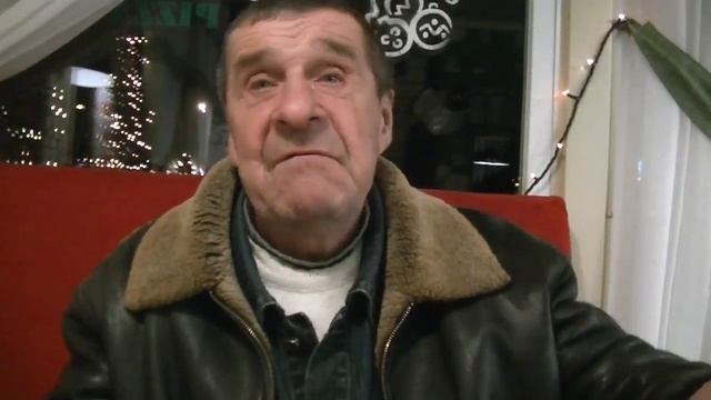 Морда пьет чифир в кафе, и рассказывает как спасался от голода на лагерях. смотреть онлайн