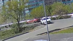 Автомобилистов 13 сбили ребёнка на самокате.
А всё потому, что ни пешеходного перехода, ни тротуаро