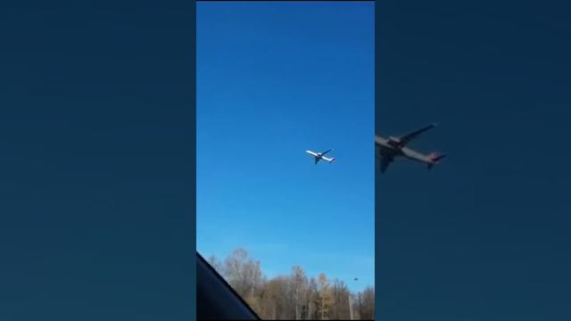 Самолет перед посадкой во Внуково завис в воздухе. WTF? Airplane stopped in the air before landing