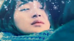 Снег сыпет на плечи