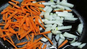 Суп с солеными огурцами фасолью и кукурузной крупой