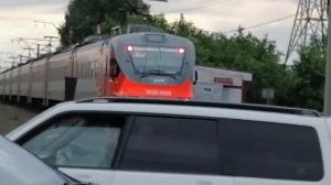 Электропоезд ЭП2Д-0088 прибывает и отправляется с о.п. Совхоз Бердский