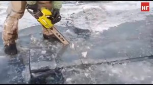 Заготовка ледяных блоков для горки