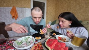 МУКБАНГ НАРЕЗКИ ЛУЧШЕЕ - ЯИЧНИЦА С КОЛБАСОЙ / КУРИЦА / САЛАТ Mukbang АСМР 31. 07. 2024