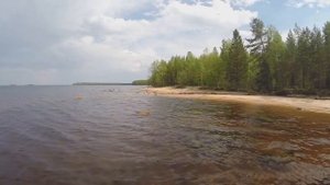 Видео погружает захватывающее путешествие по невероятным природным уголкам России.
