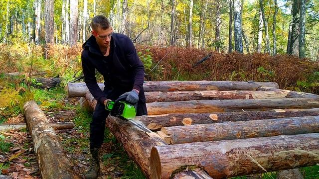 ПОДРОСТОК СТРОИТ СРУБ В ЧАЩЕ ЛЕСА | ЛЕСНОЙ СТРОИТЕЛЬ | СТЕНЫ СРУБА | Второй Венец | ОДИН в ТАЙГЕ смотреть онлайн