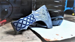 ТРАВЛЕНИЕ МЕТАЛЛА. РИСУНОК НА ТОПОРЕ. САМЫЙ ПРОСТОЙ СПОСОБ(1080P_HD).mp4