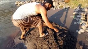 Amazing Mud Fishing Beside River | sand is Full with Fishes | Unique Idea to catching fish hunting