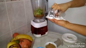Шоколадный крем из авокадо с бананом и кешью.