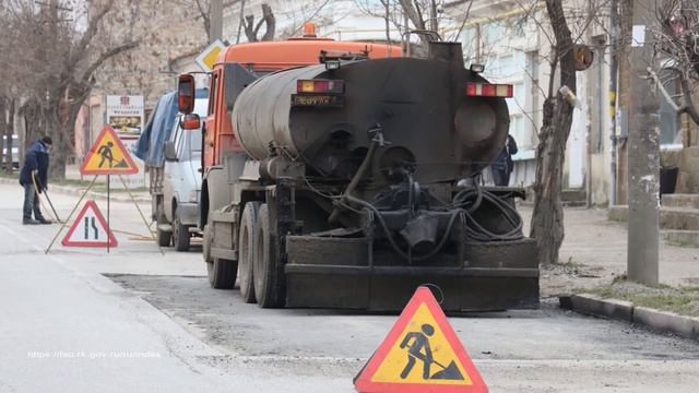 Подрядчик продолжает ремонт дорог в Феодосии смотреть онлайн